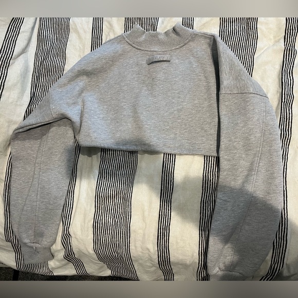 ACTA Signature Cropped Sweater - Picture 4 of 5